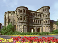 Die Porta Nigra in Trier ist eines der ältesten Gebäude der Stadt und stammt noch aus der Römerzeit.