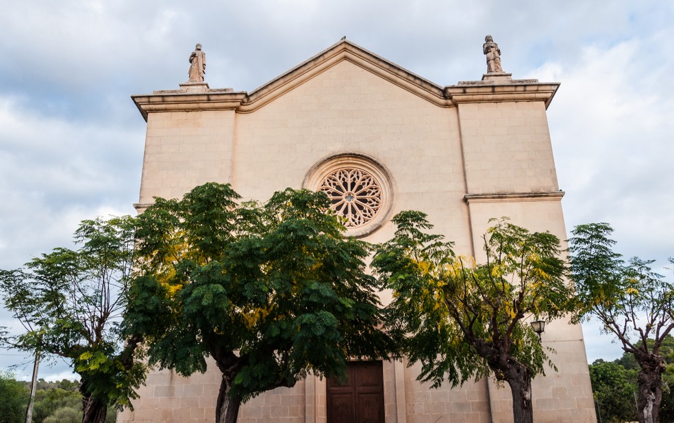 Das Glückshotel Mallorca zu buchen ist das Eine. Die Sehenswürdigkeiten im Landesinneren wie etwa die Kirche Esglesia D'es Carritxó in dem kleinen Örtchen Felanitx zu bereisen ist das Nächste. (#1)