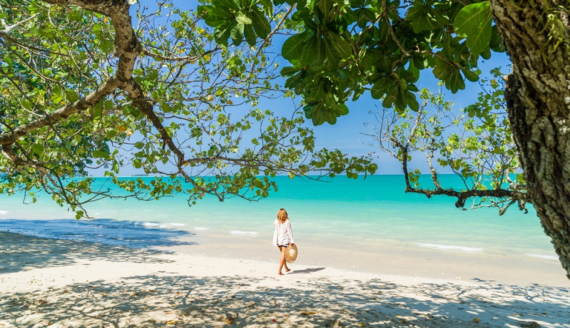 Wer es nur auf warme Temperaturen abgesehen hat, der kann das ganze Jahr über seinen Urlaub "Khao Lak" buchen und in den Traumurlaub reisen. (#01)