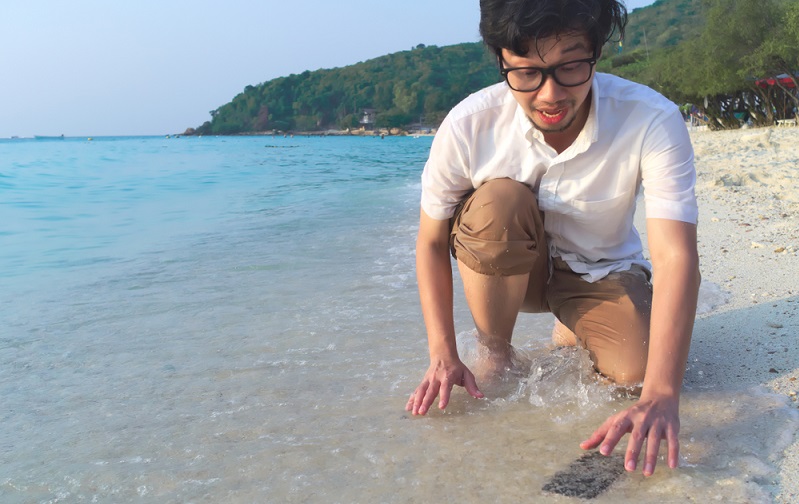 Ein Wasserschaden ist mit einer der häufigsten Unfälle, die ein Handy zerstören. ( Foto: Shutterstock- tuaindeed )