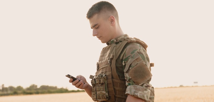 Outdoor Smartphone „Militärstandard“: Wann du dein normales Handy zuhause lassen solltest! ( Foto: Shutterstock-Misha Beliy )