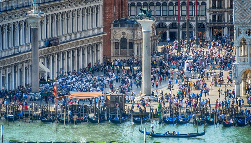 Dass der Massentourismus Auswirkungen auf die Umwelt und die Menschen in den Umweltdestinationen hat, ist unbestritten. ( Foto: Shutterstock-_ Lichtwolke )