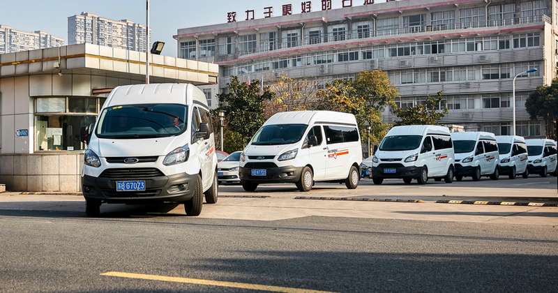 Es überrascht angesichts der Einsparpotenziale kaum, dass es im Bereich der Nutzfahrzeuge bereits heute eine vergleichsweise große Auswahl an elektrisch betriebenen Transportern und Bussen gibt. ( Foto: Shutterstock- Jenson )