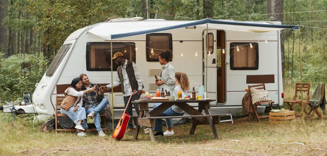 Abenteuer pur: Die besten Tipps für einen gelungenen Campingurlaub in der Natur ( Foto: Adobe Stock- Seventyfour)