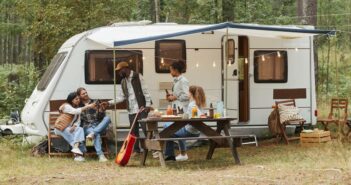 Abenteuer pur: Die besten Tipps für einen gelungenen Campingurlaub in der Natur ( Foto: Adobe Stock- Seventyfour)