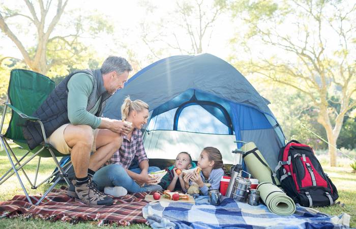 Ein Campingurlaub ist eine wunderschöne Sache und schenkt einem die Freiheit und Unabhängigkeit, die einem im Alltag häufig fehlen. ( Foto: Adobe Stock- wavebreak3) 