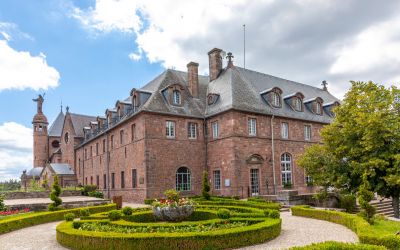 Wenn Sie dem Karneval entkommen und inneren Frieden finden wollen: Odilienberg im Elsass - Wo der Himmel die Erde berührt. (Foto: AdobeStock -  travelview 210473813)