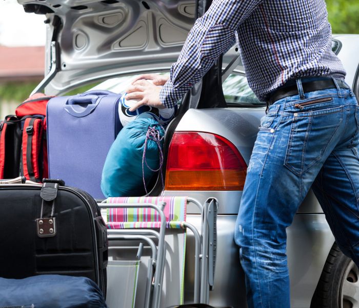 Es besteht das Problem, dass der Kofferraum für die geplante Familienreise zu klein ist. (Foto: AdobeStock - Photographee.eu 124069657)