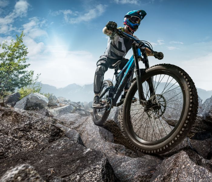 Nur für Mutige: Mountainbiker stellt sich der Herausforderung eines felsigen Trails. (Foto: AdobeStock - Alex 220371915)