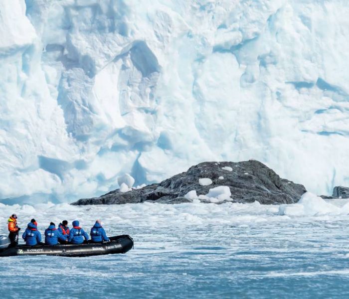 Es sind 17 Zodiac-Schlauchboote vorhanden, die Anlandungen in entlegenen Expeditionsgebieten unabhängig von Häfen ermöglichen. (Foto: Hapag-Lloyd Cruises)