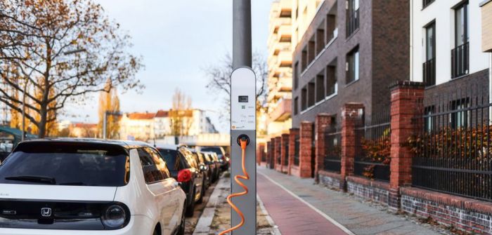 Elektromobilität boomt: Über 220 neue Ladepunkte im öffentlichen Straßenraum im ersten Quartal (Foto: ubitricity/Heinz Berlin)