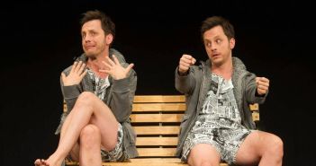 Sven erlebt in ‚Cavequeen‘ eine unvergessliche Zeitreise Neues Theaterstück 'Cavequeen' beleuchtet schwules (Foto: Oliver Fantitsch)