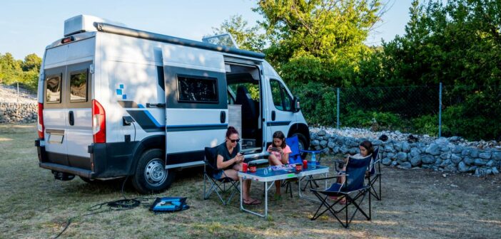 Campervan: Definition, Unterschiede und welche Vorteile mit dem Fahrzeug verbunden sind (Foto: AdobeStock - 624446812 jure)