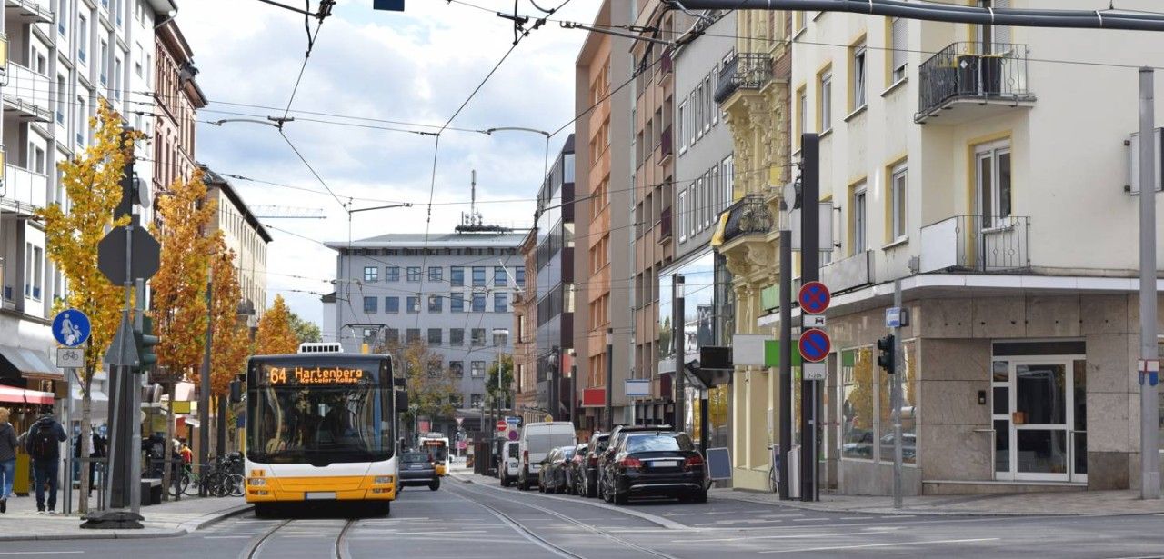 Kostenloser ÖPNV-Samstag: Besucher locken nach Mainz und (Foto: AdobeStock 342407452 Q'ju Creative)