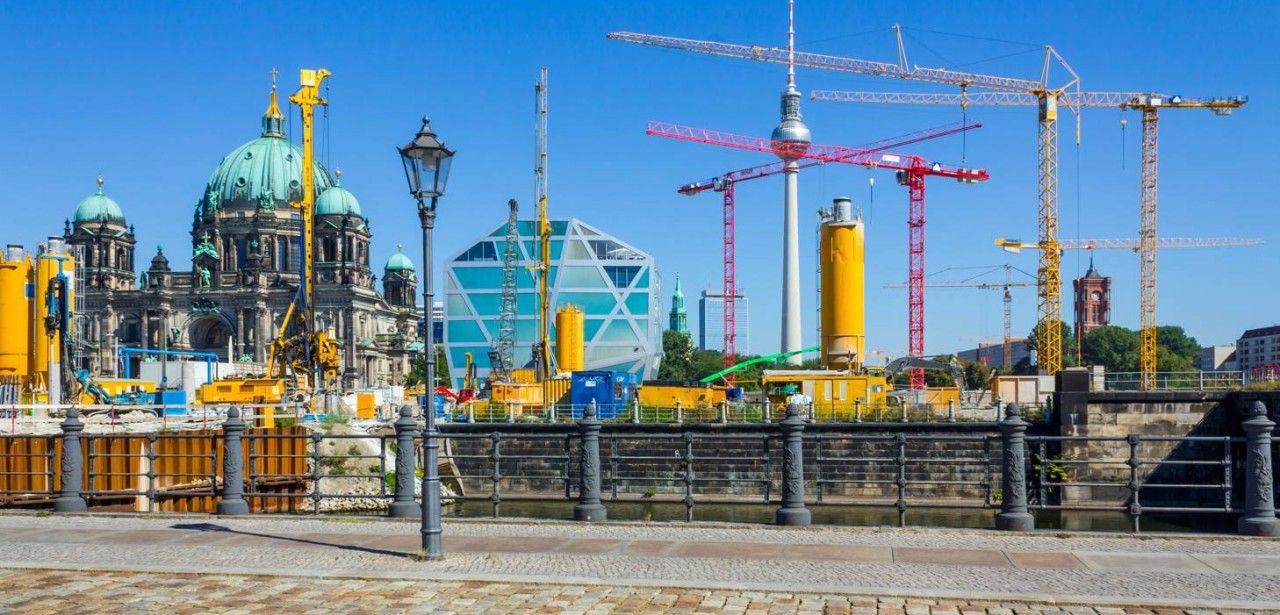 Verkehrsbehinderungen in Berlin: Baustellen sorgen für Staus und (Foto: AdobeStock 79700709 pixelklex)