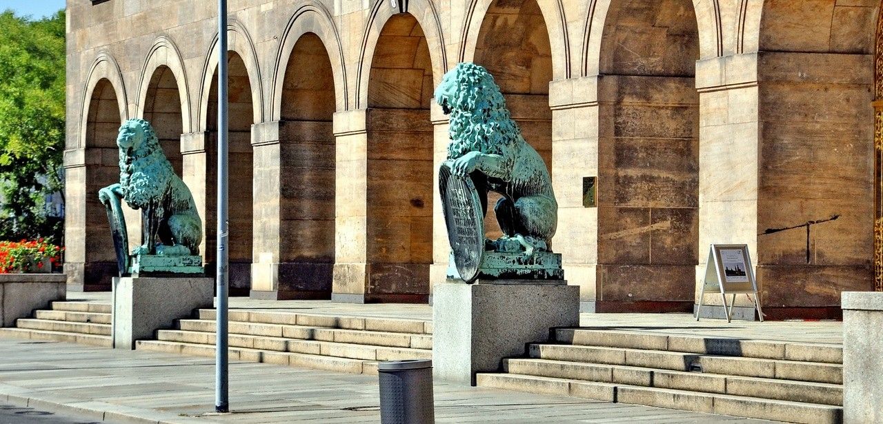 Kritik an Informationspolitik: Neues Gebäude für Dresdner Verwaltung Neues Gebäude am Ferdinandplatz: Effizienzsteigerung der (Foto: AdobeStock - till beck 48793998)