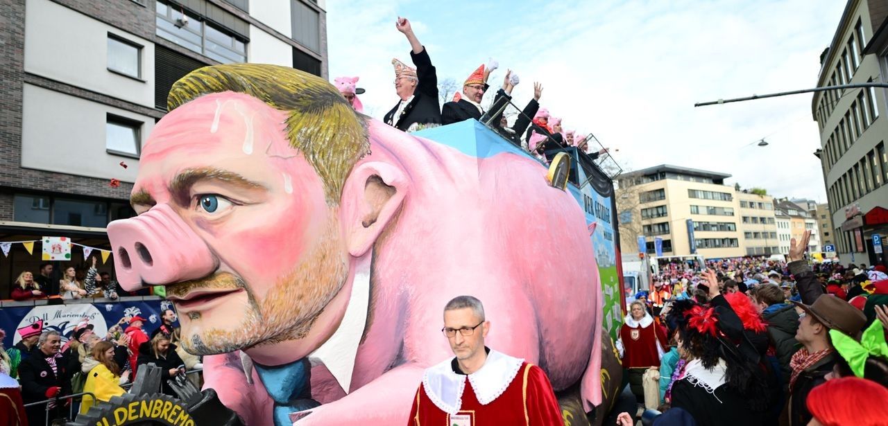 Buntes Spektakel und politische Satire: Der Rosenmontagszug in (Foto: Festkomitee Kölner Karneval)