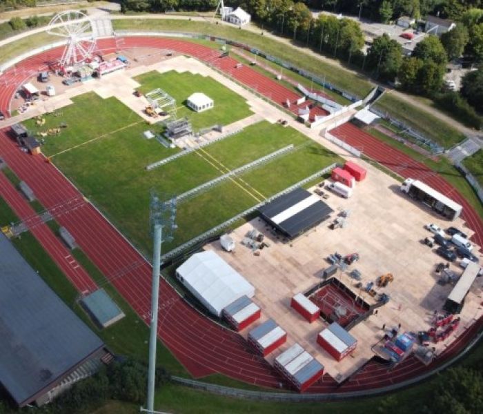 Luftaufnahme eines Stadions mit Laufbahn: Festivalaufbau (Foto: Bredenoord)