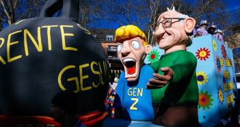 Ab morgen verkaufen Teams Rosenmontagszug-Spangen in Bronze, Silber, (Foto: Festkomitee Kölner Karneval)