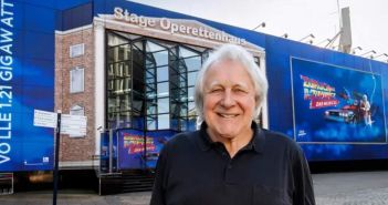 Peter Urban Radiostimme verstecktes Easter Egg in Musical (Foto: Morris Mac Matzen. Stage Entertainment)