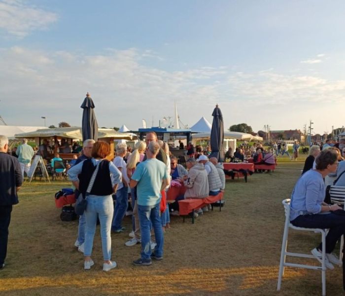 WeinfestGreetsiel 2025 (Foto: Touristik GmbH Krummhörn-Greetsiel)