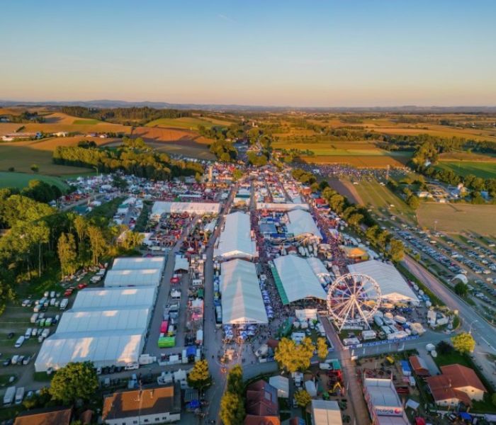Sechs Bierzelte, mehr als 75.000 Quadratmeter Ausstellungsfl&auml;che (Foto: Johann Dirschl. G&auml;ste- & Kur-Service Bad Griesbach)