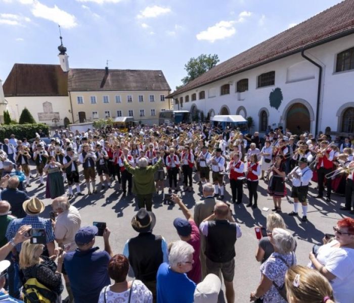 Beeindruckender Klang: Vor dem Einmarsch auf die Festwiese (Foto: Gerhard Sigl. G&auml;ste- & Kur-Service Bad Griesbach)