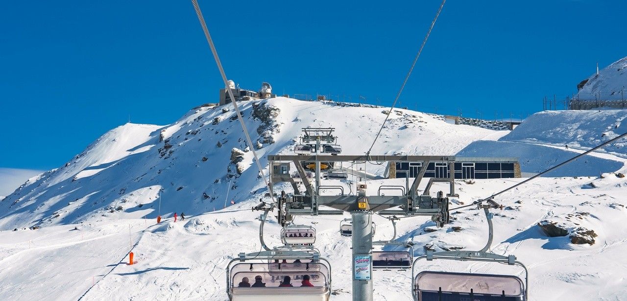 Sommerskibetrieb auf Theodulgletscher gestoppt wegen extremer Hitze und (Foto: AdobeStock - Aerial Film Studio - 585535043)